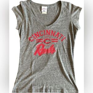 Cincinnati Reds V-Neck T-Shirt Women’s M